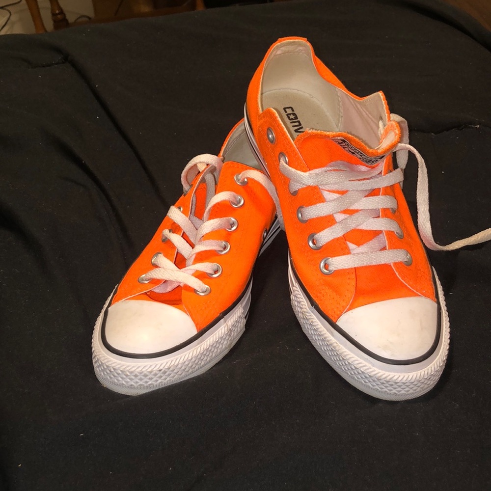 Tennis shoes